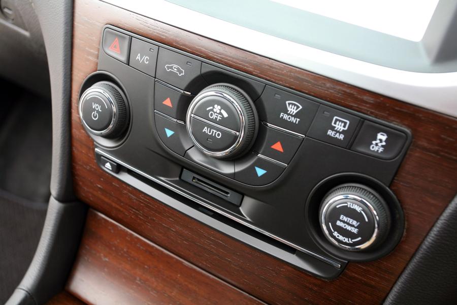  Chrysler 300C 2012 года  (UK) (фото 8 из 91)